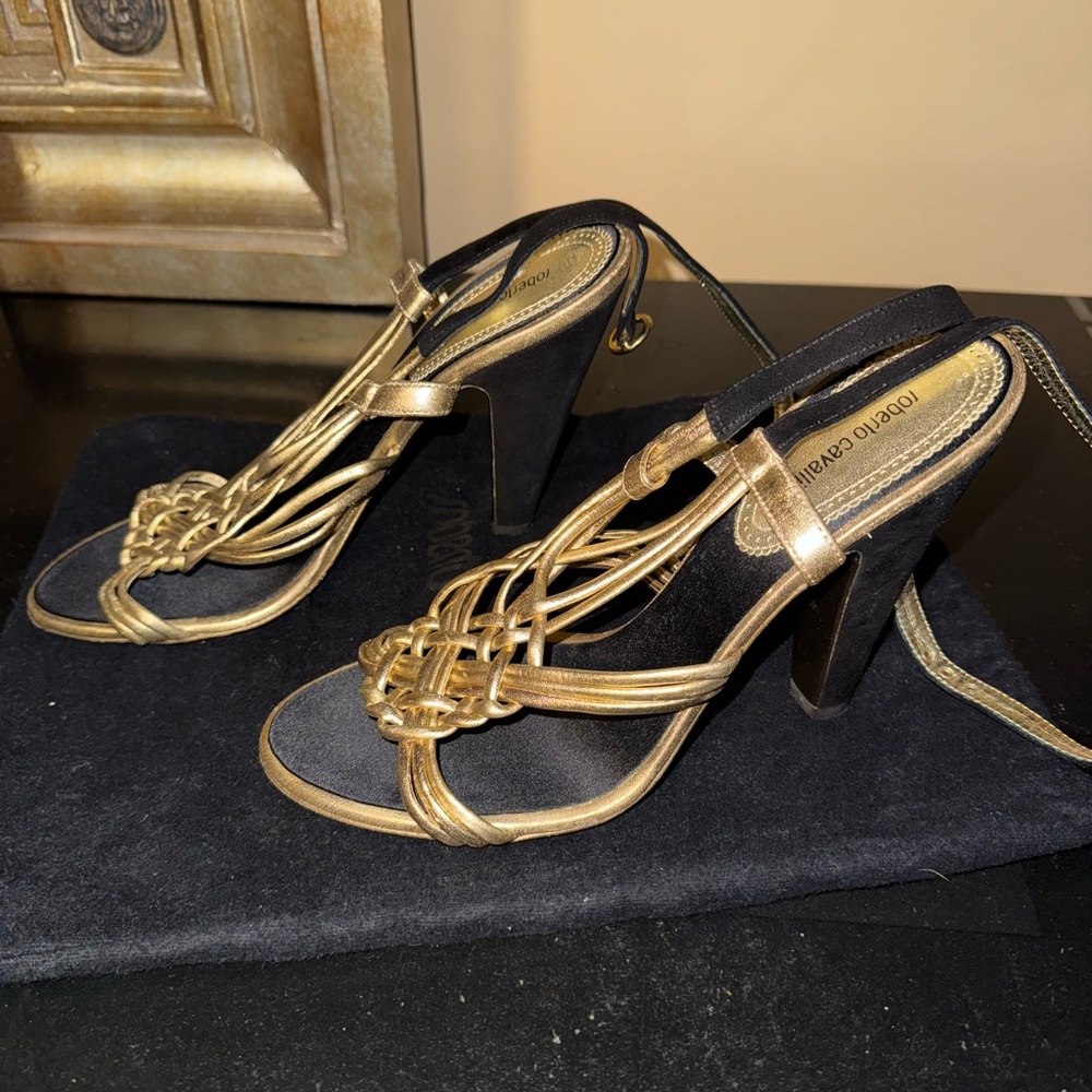 Roberto Cavalli Gold and Black Heels with Strappy Design - Picture 2 of 4